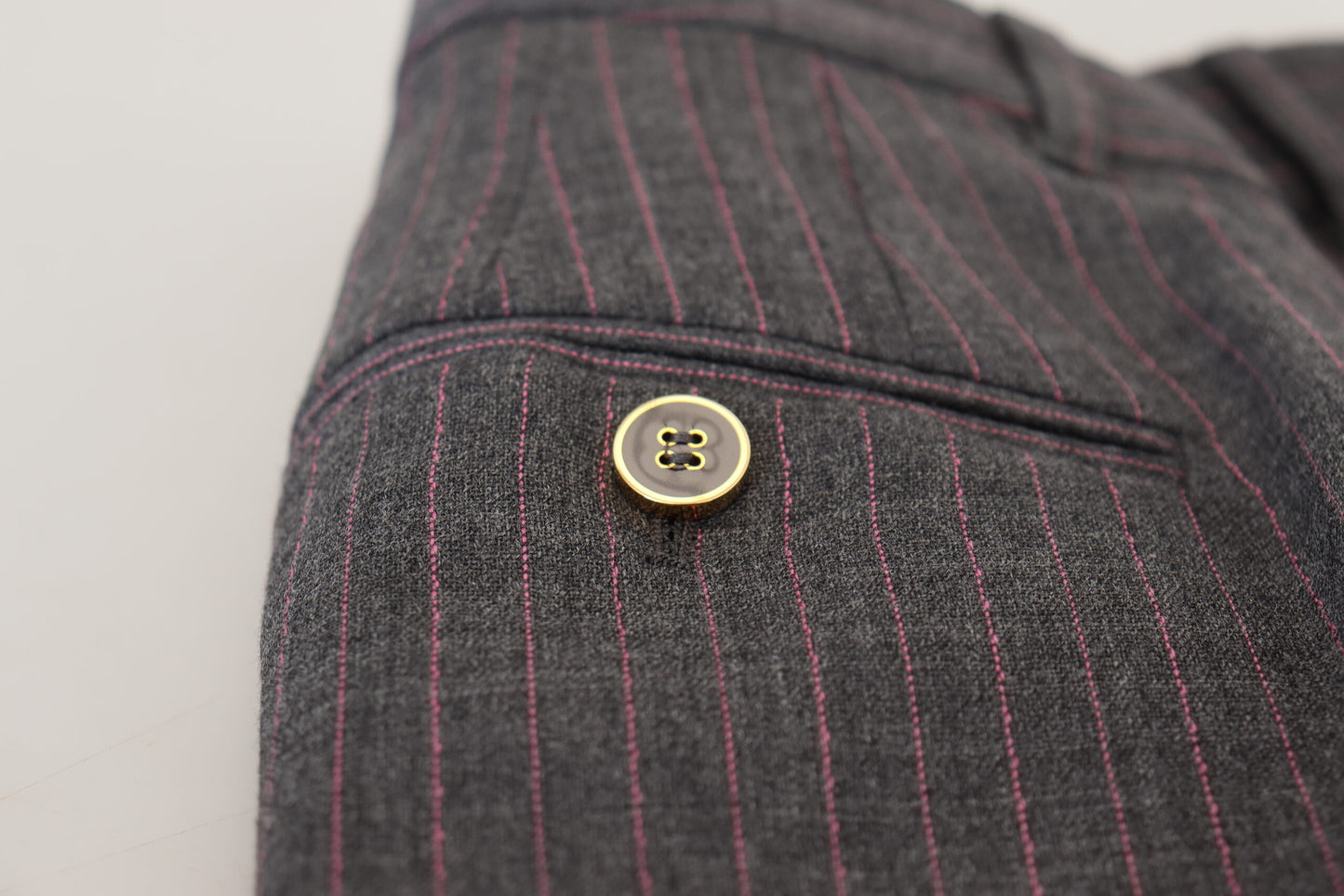 Pantaloni affusolati eleganti a righe grigie
