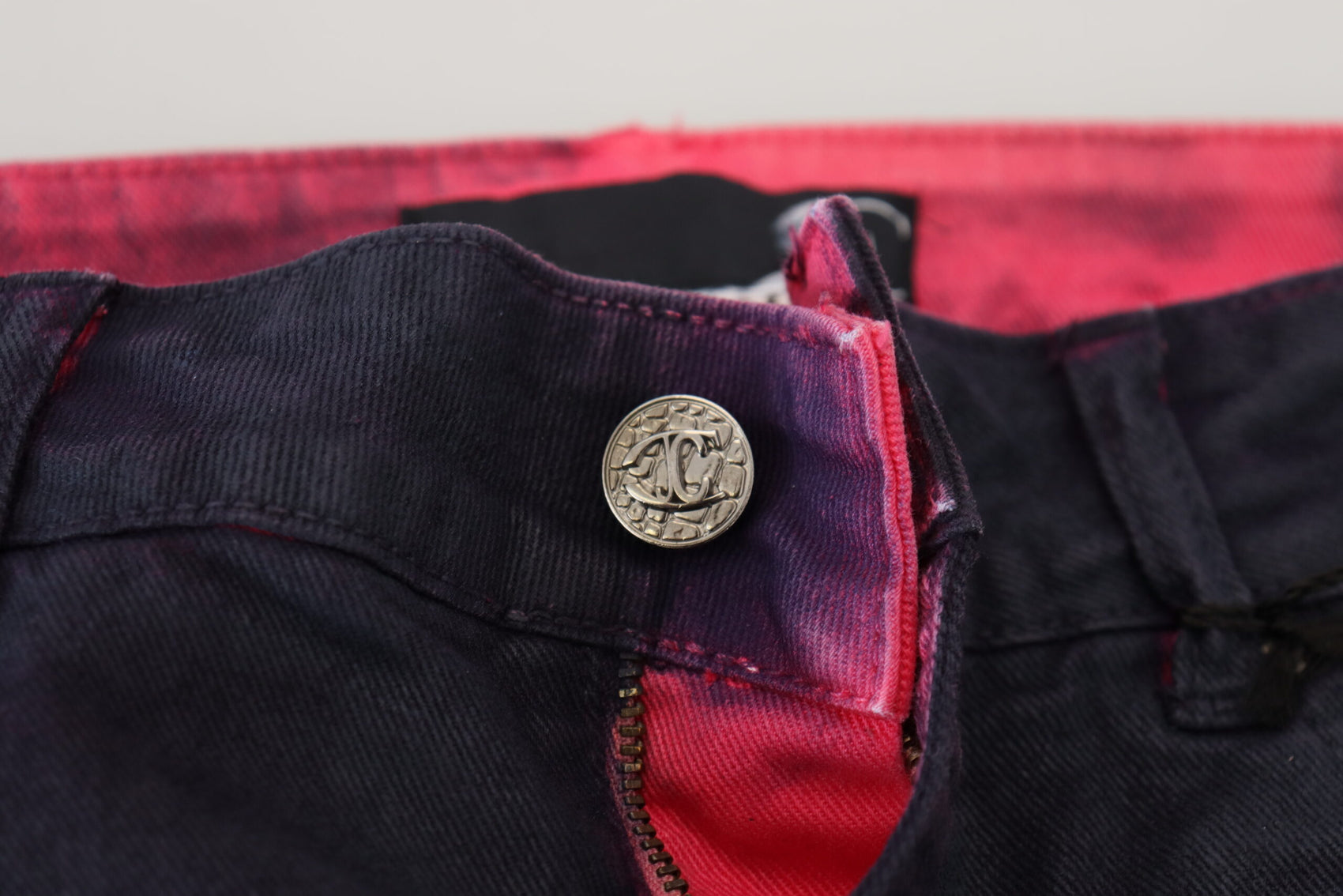 Elegante schwarze Jeanshose mit niedriger Taille