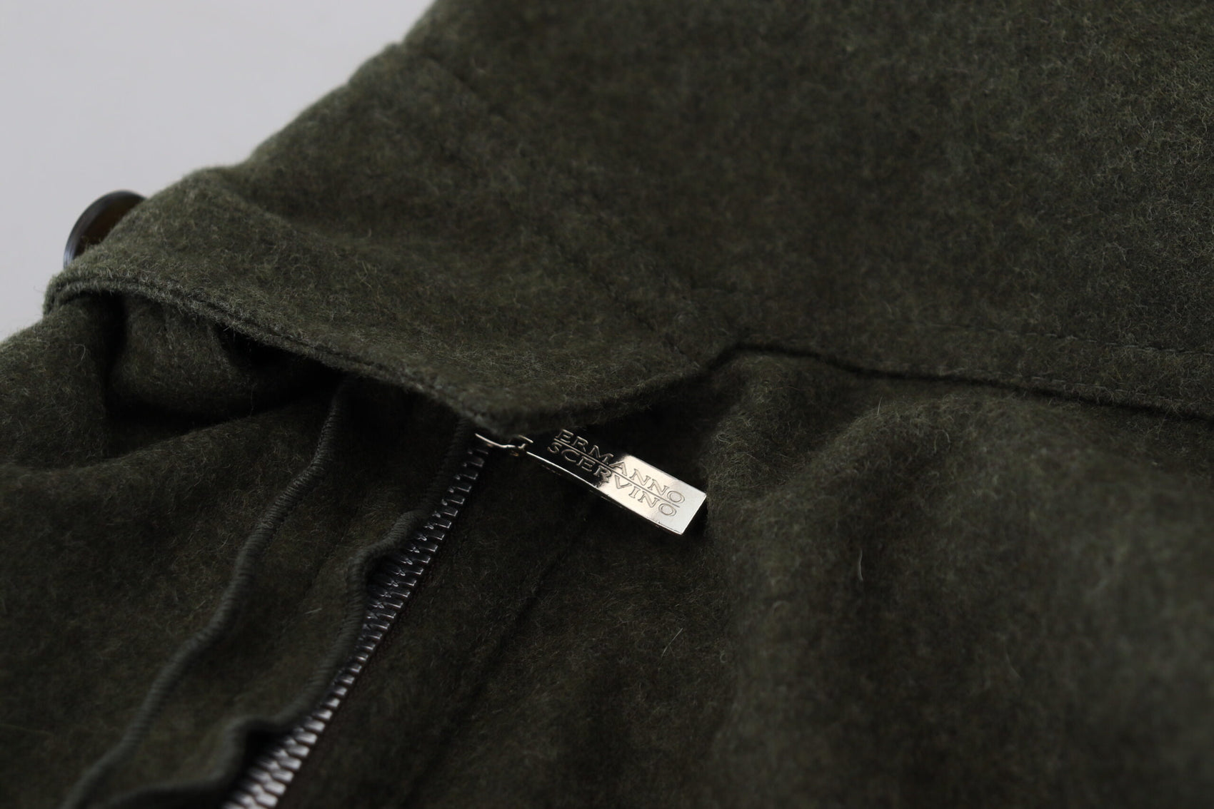 Elegante, konisch zulaufende grüne Hose aus Wollmischung