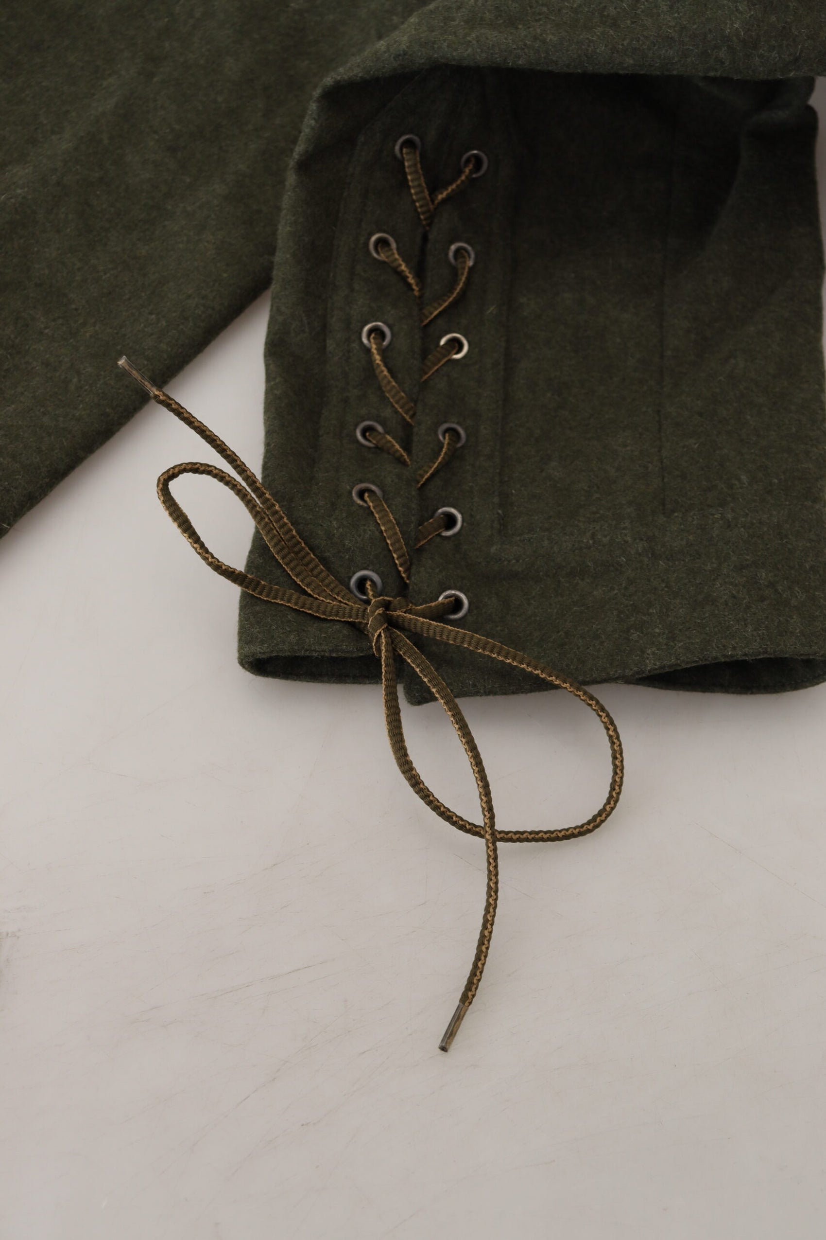Elegante, konisch zulaufende grüne Hose aus Wollmischung