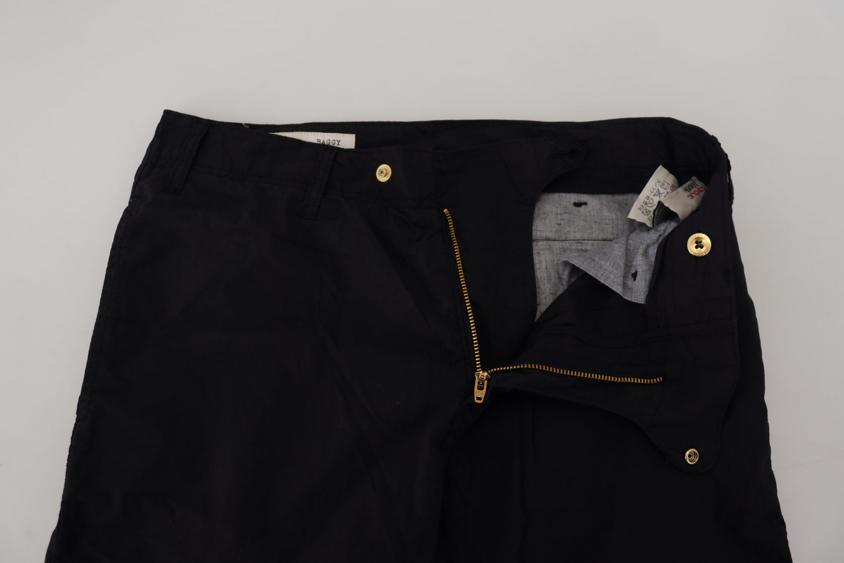 Schicke, schmal zulaufende schwarze Baumwollhose