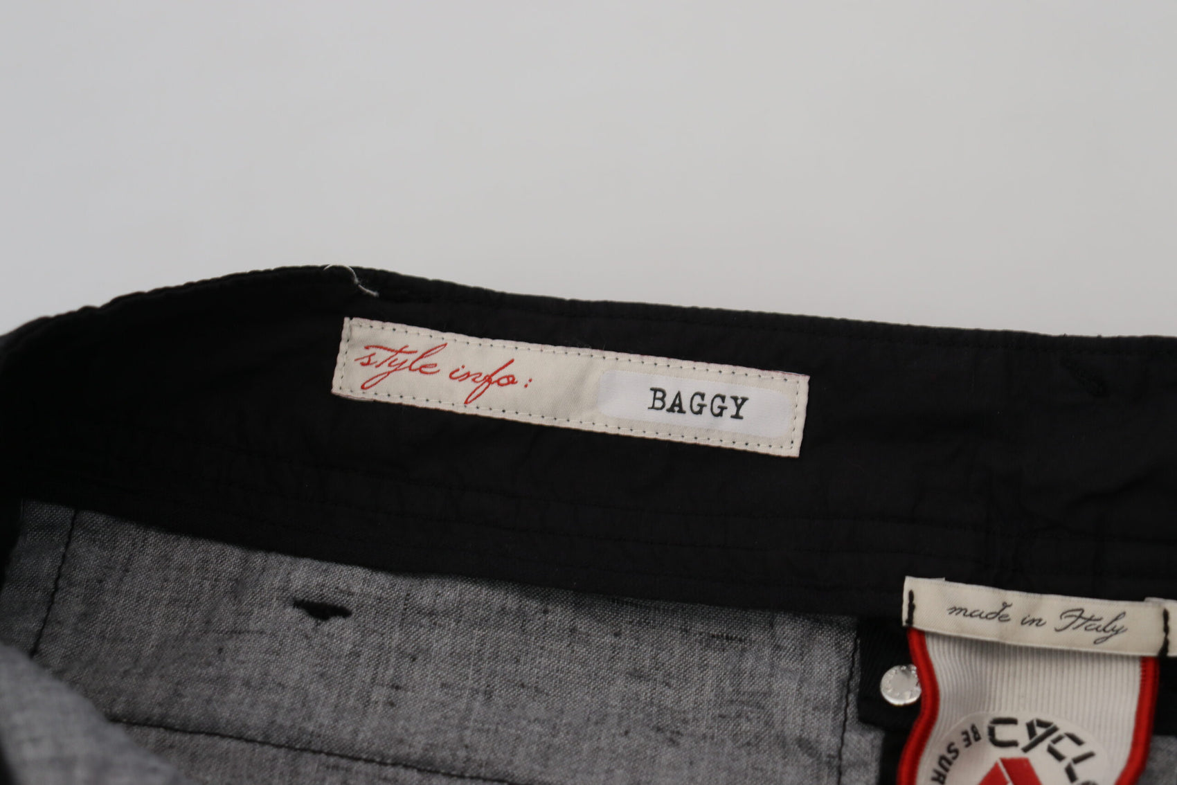 Schicke, schmal zulaufende schwarze Baumwollhose
