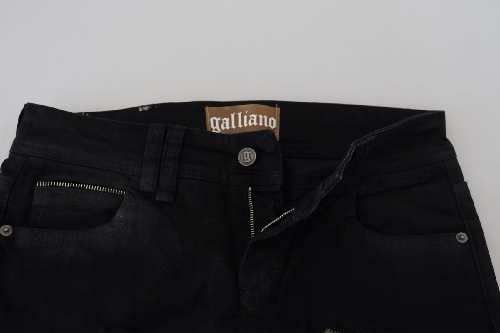 Schicke schwarze Schlagjeans mit mittlerer Taille