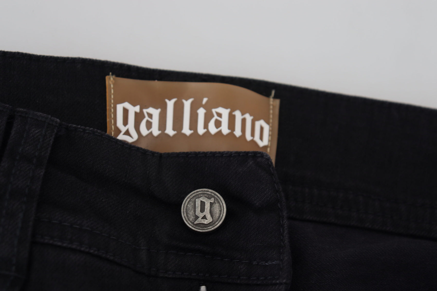 Schicke schwarze Schlagjeans mit mittlerer Taille