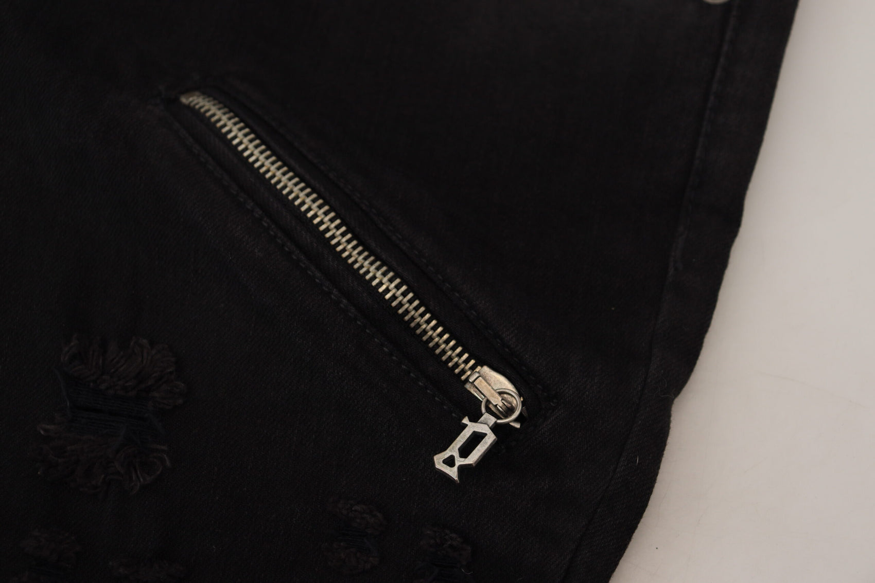 Schicke schwarze Schlagjeans mit mittlerer Taille