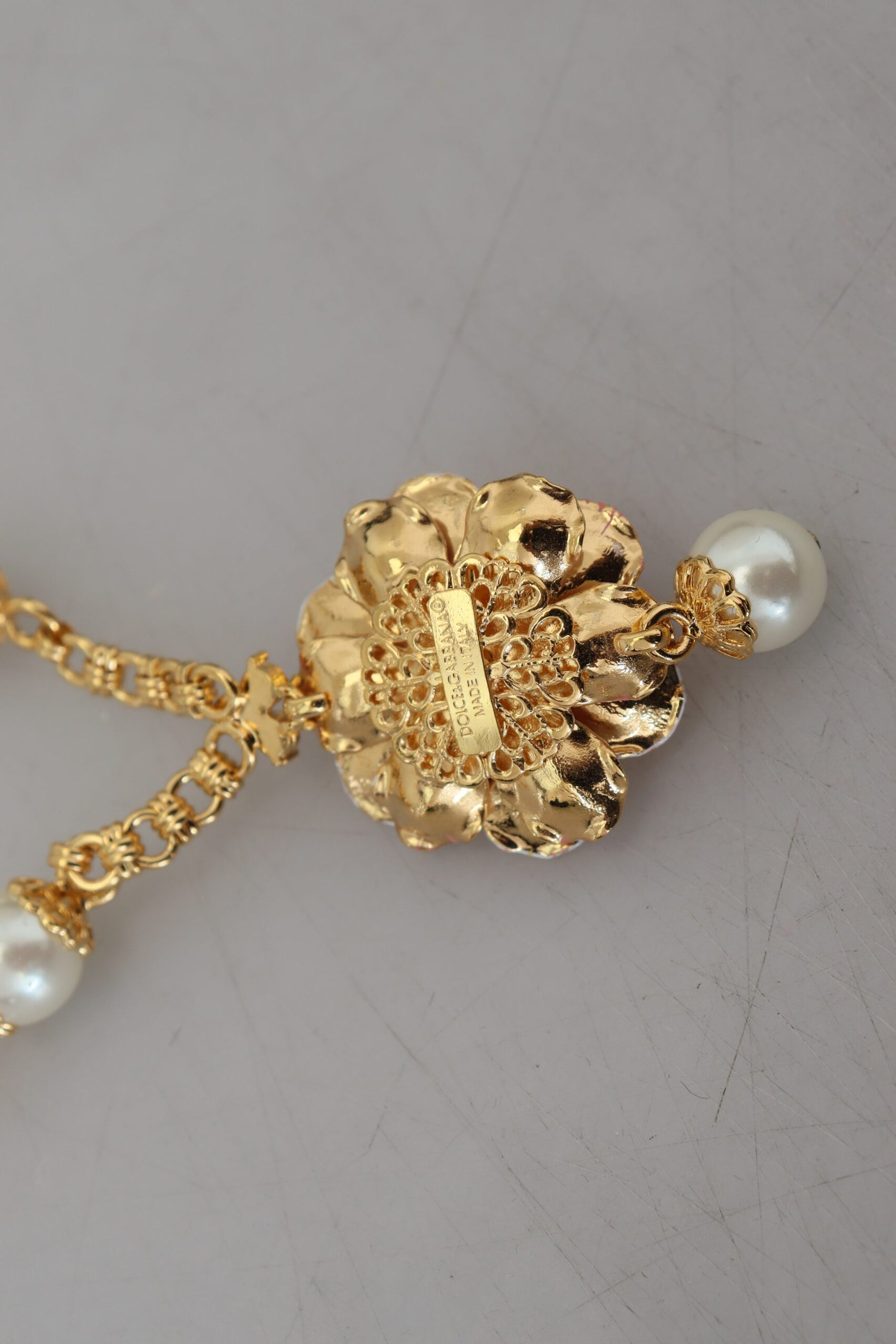 Collana con ciondolo elegante e floreale