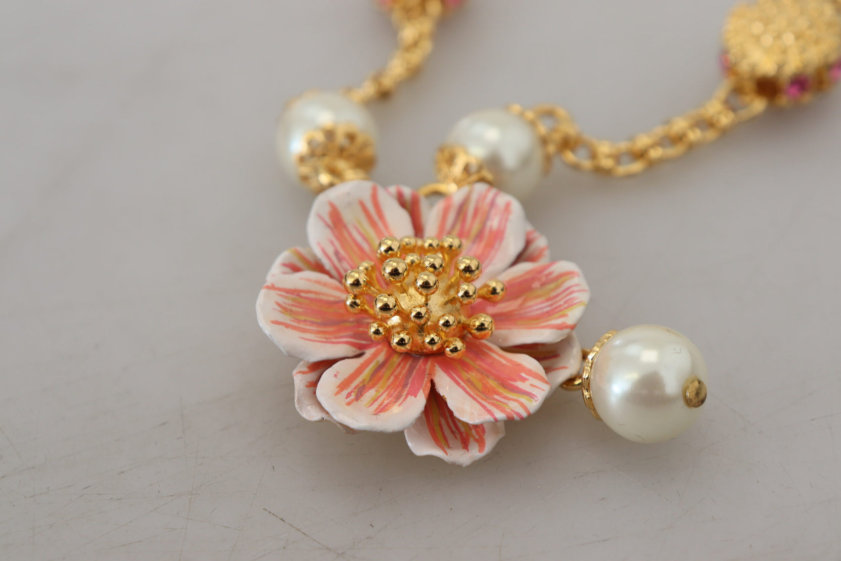 Collana con ciondolo elegante e floreale