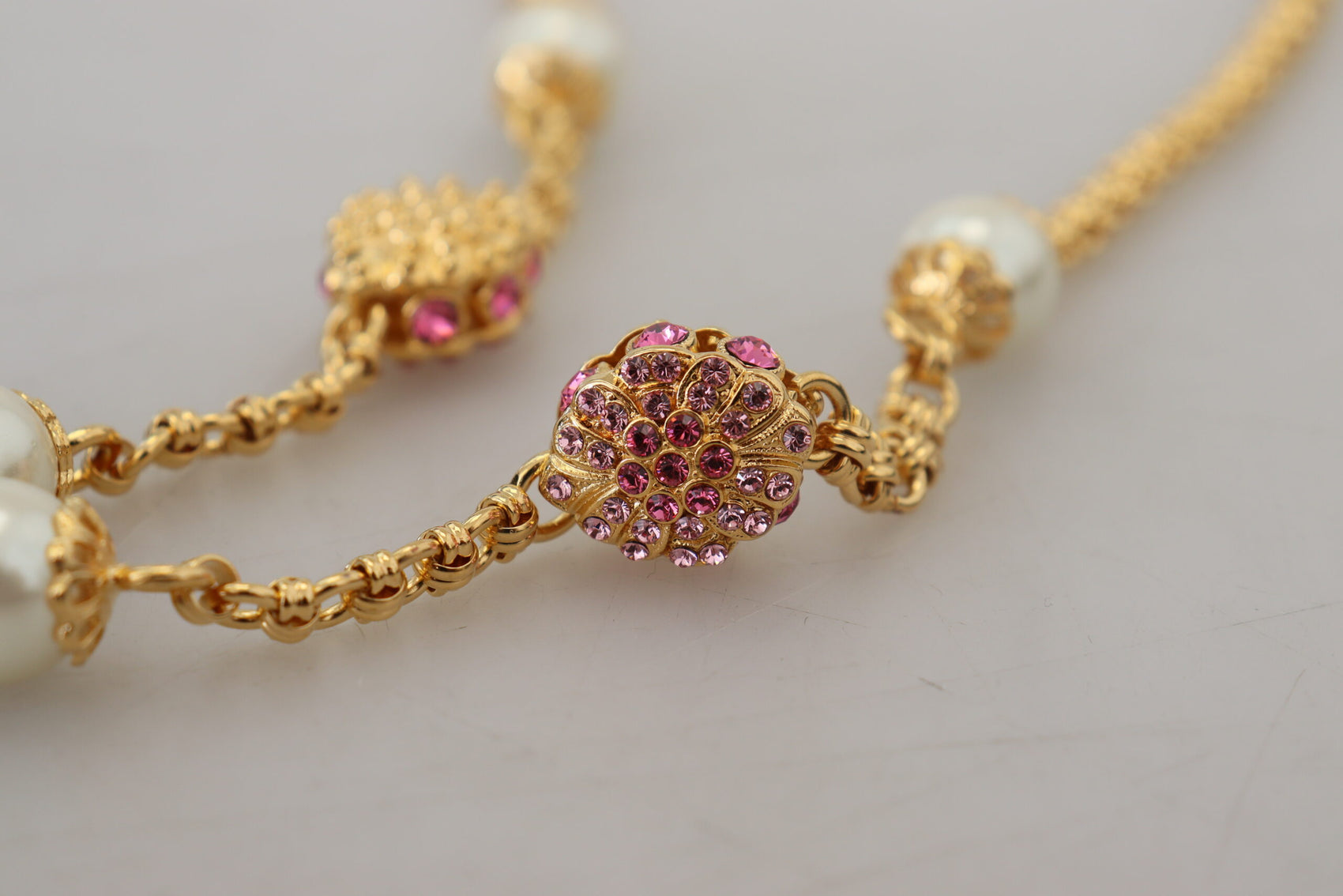Collana con ciondolo elegante e floreale