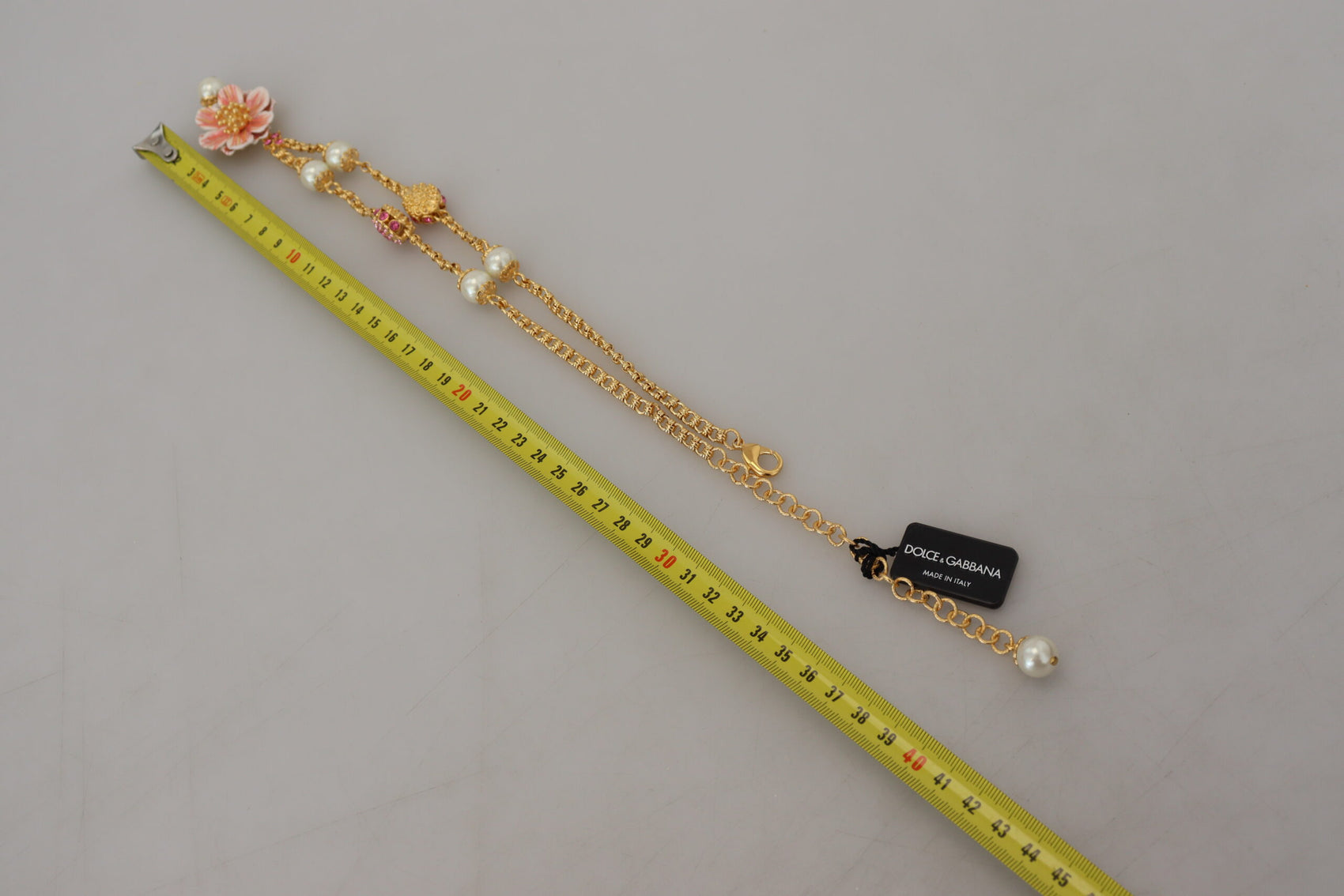 Collana con ciondolo elegante e floreale