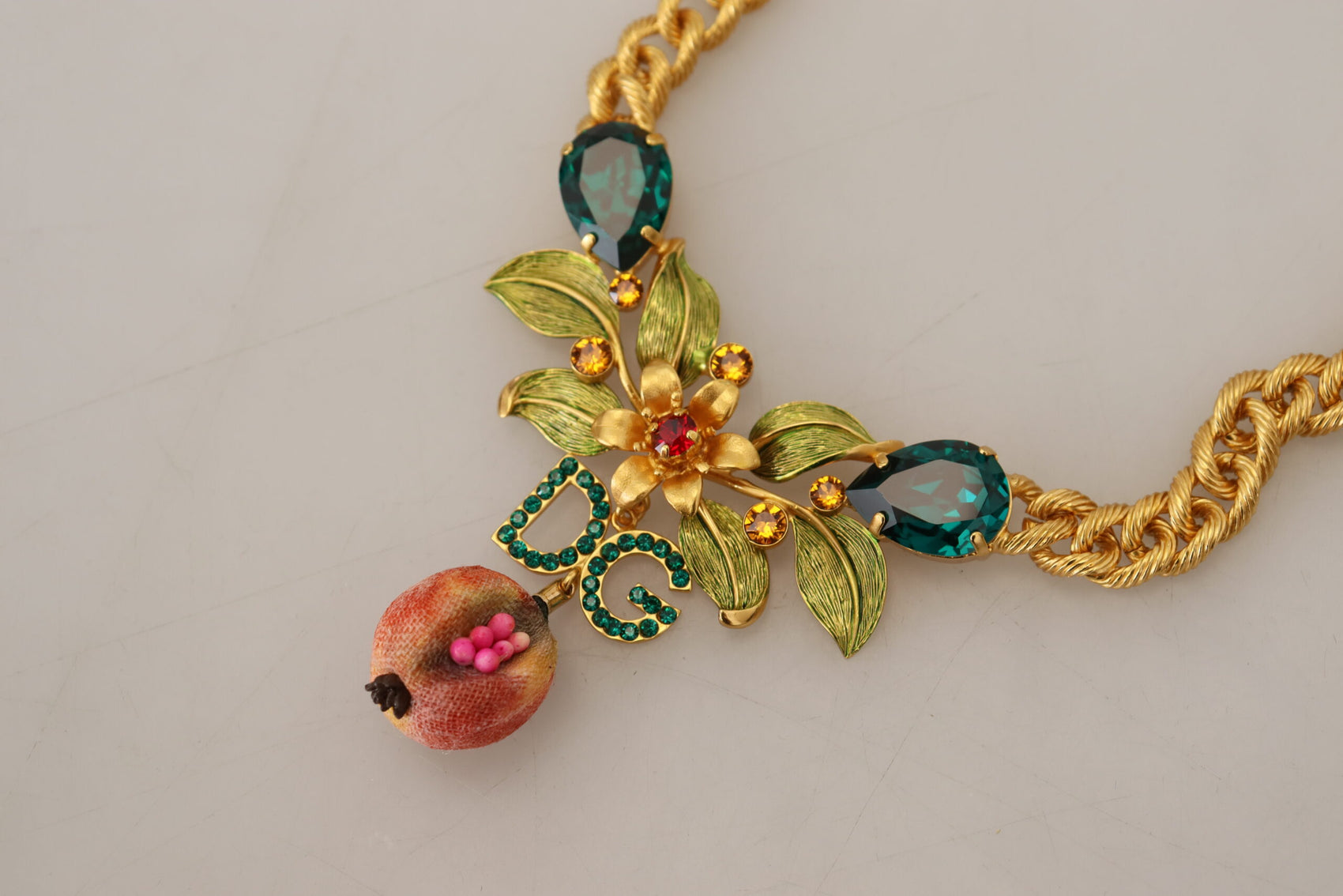 Elegante collana floreale color oro con frutta