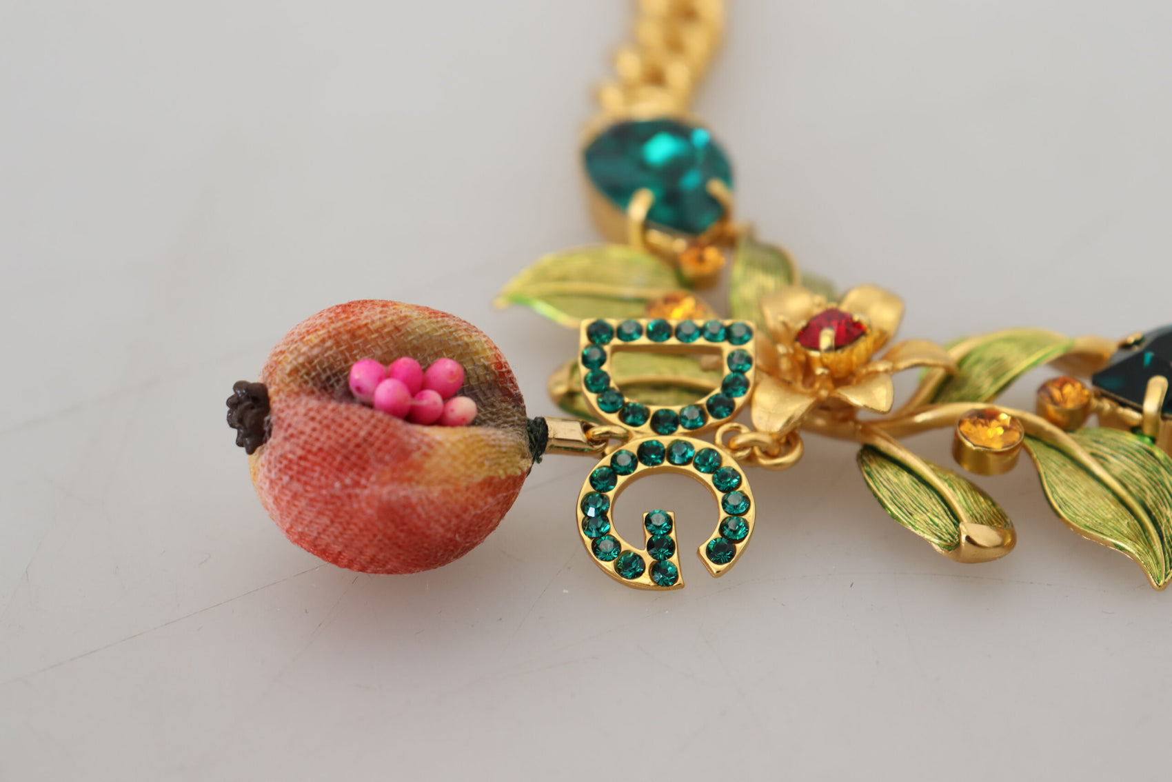 Elegante collana floreale color oro con frutta