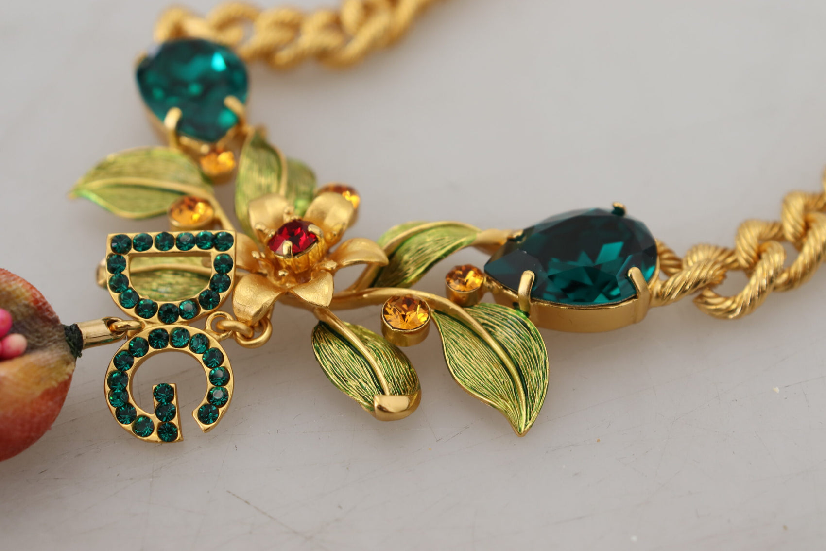 Elegante collana floreale color oro con frutta