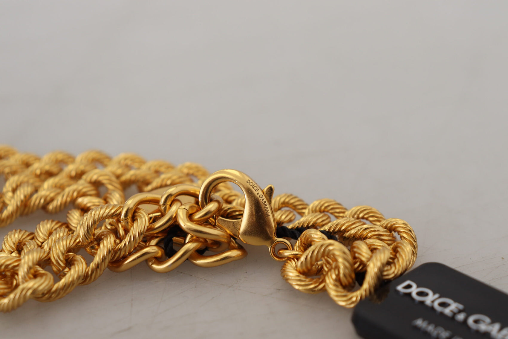 Elegante collana floreale color oro con frutta