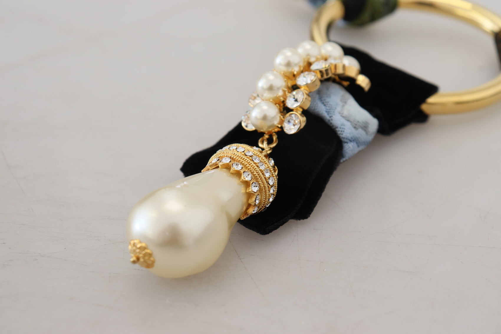 Elegante collana con perle in ottone dorato