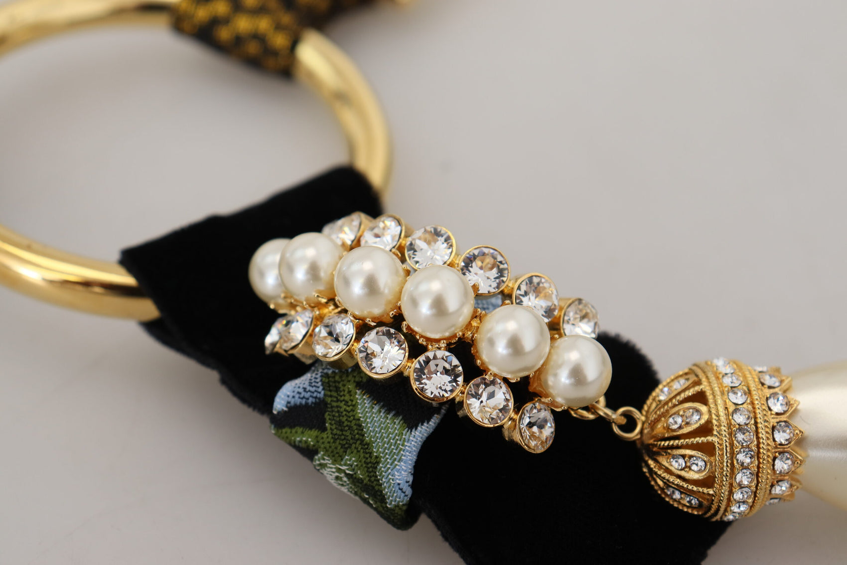 Elegante collana con perle in ottone dorato