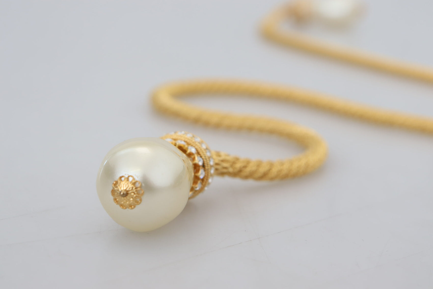 Elegante collana con perle in ottone dorato