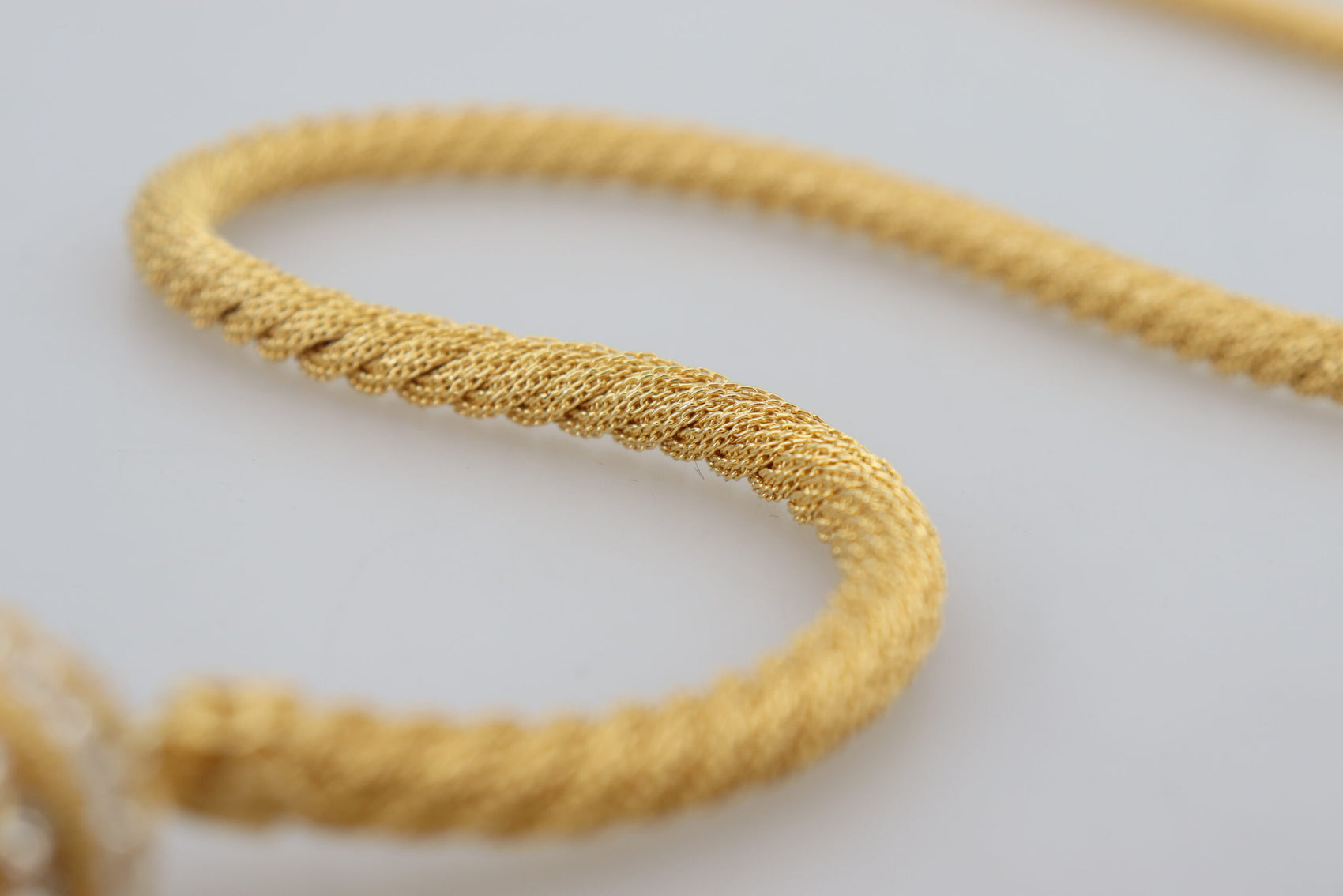 Elegante collana con perle in ottone dorato
