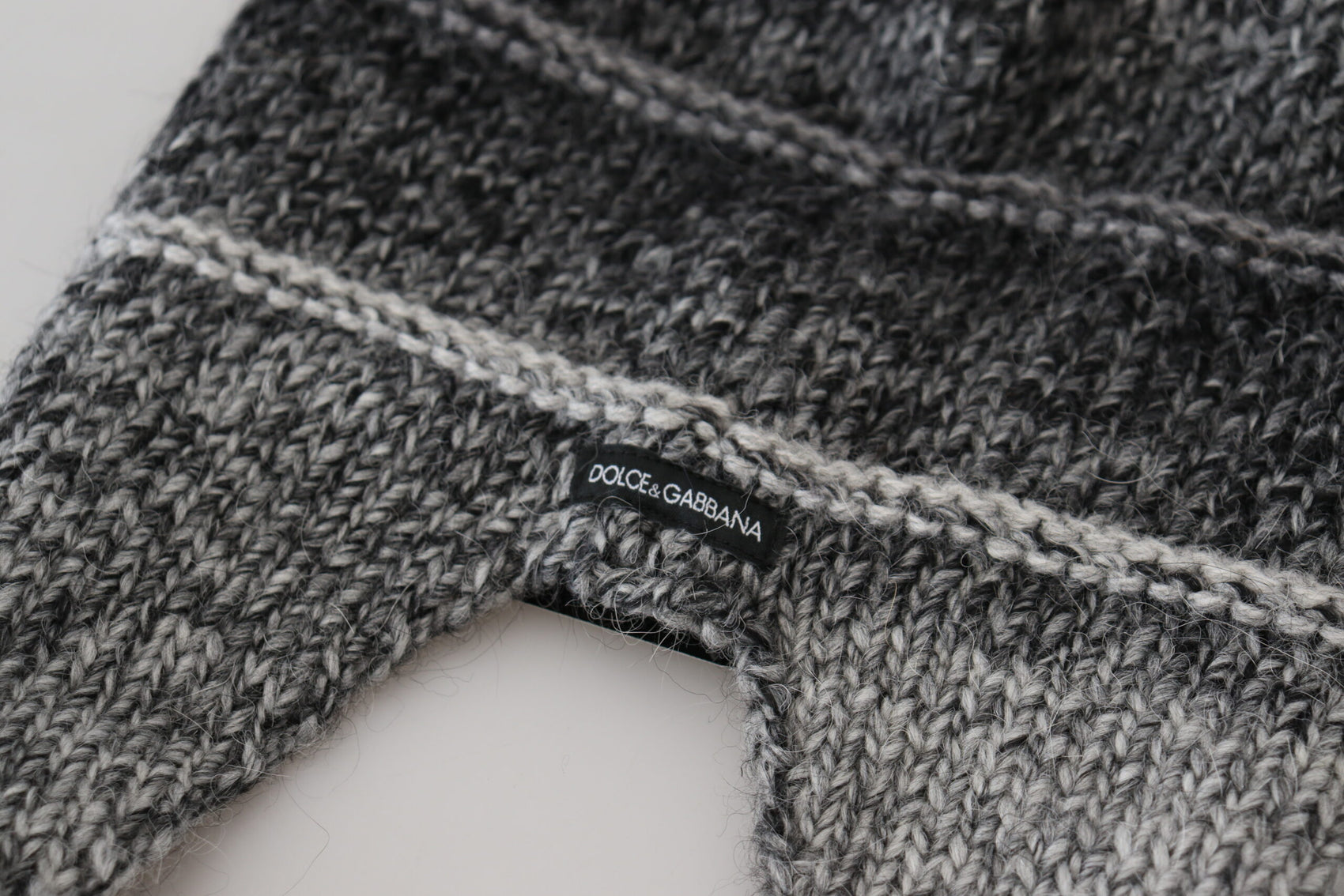 Elegante berretto lavorato a maglia grigio