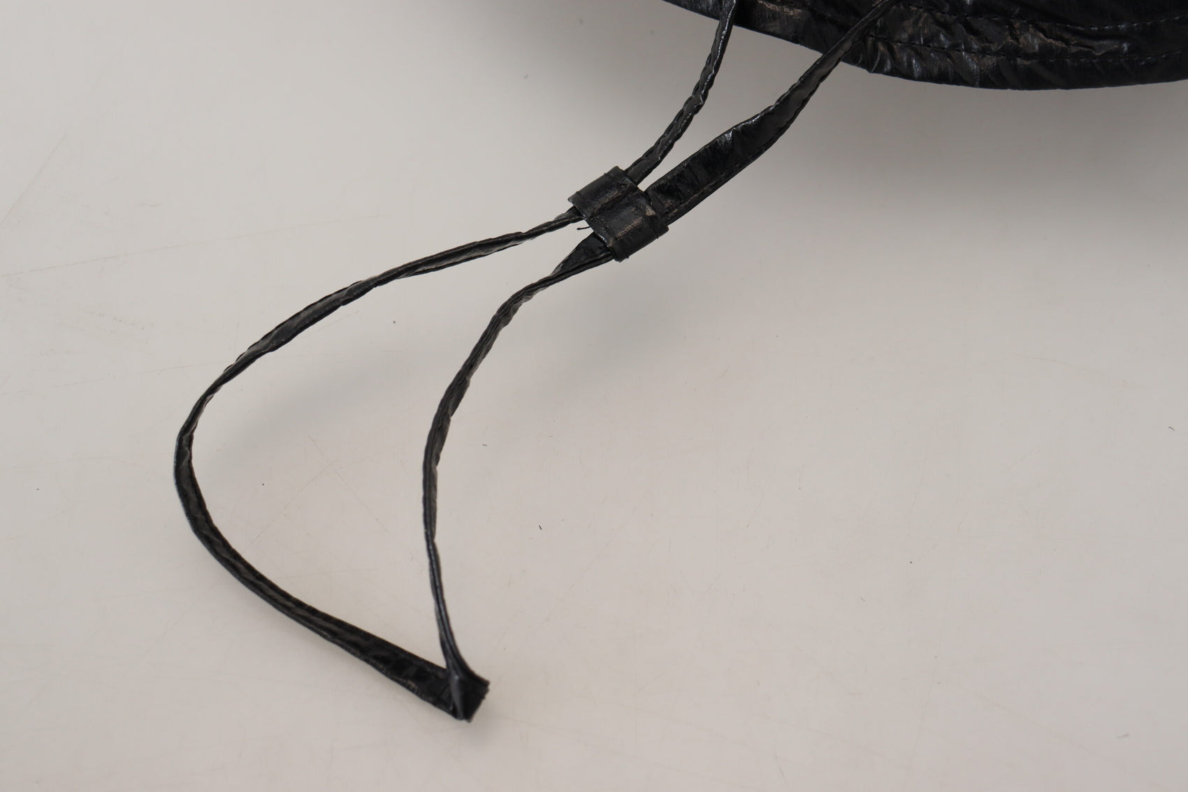 Elegante schwarze Bucket Cap mit Logodetail