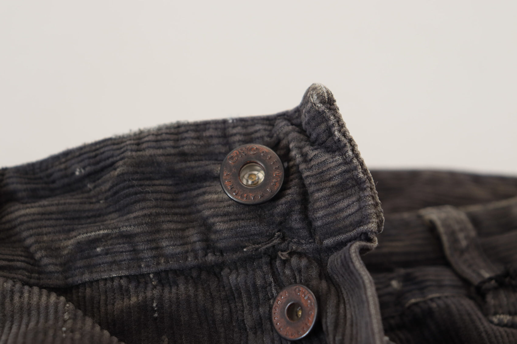 Stilvolle graue Cordjeans