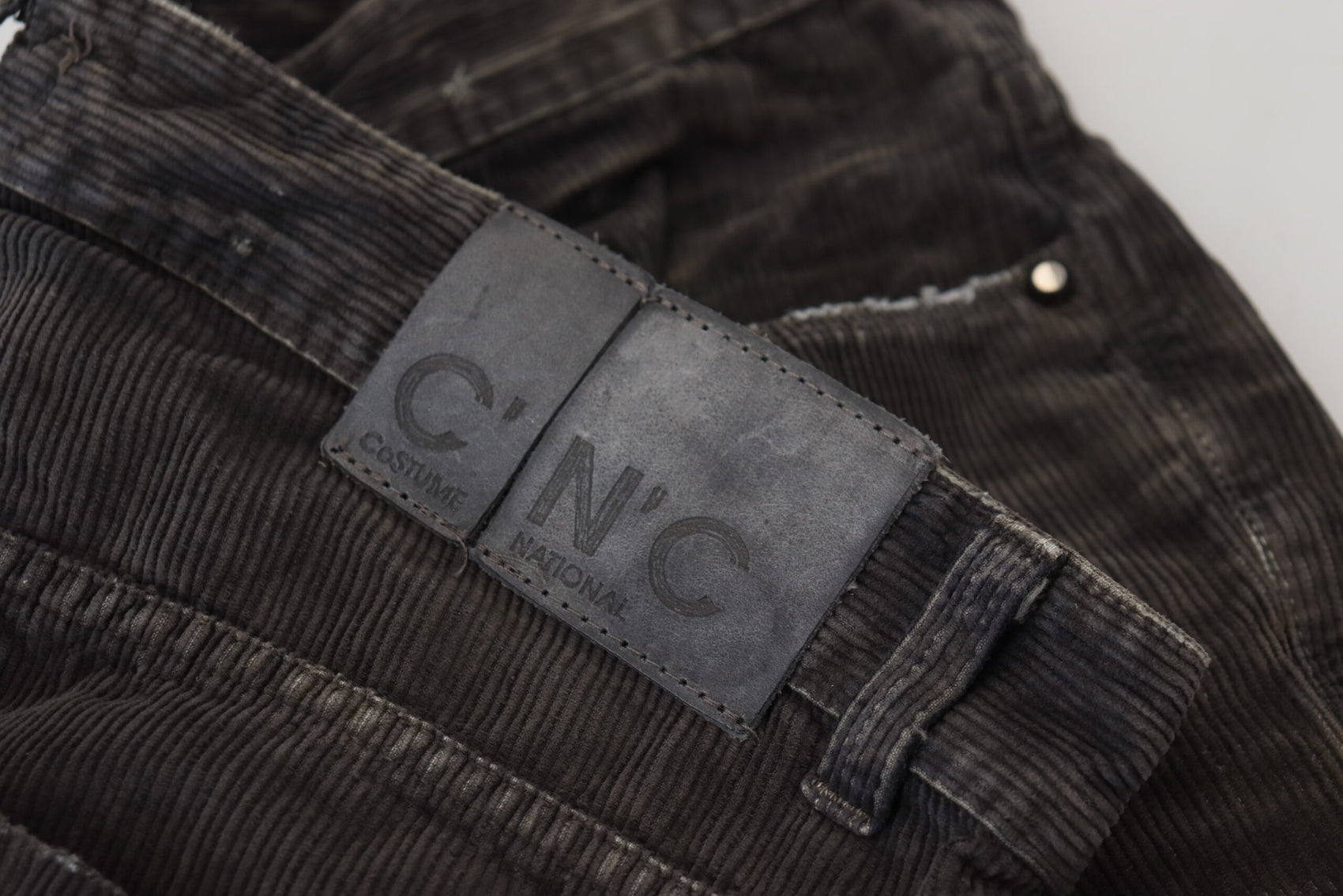 Stilvolle graue Cordjeans
