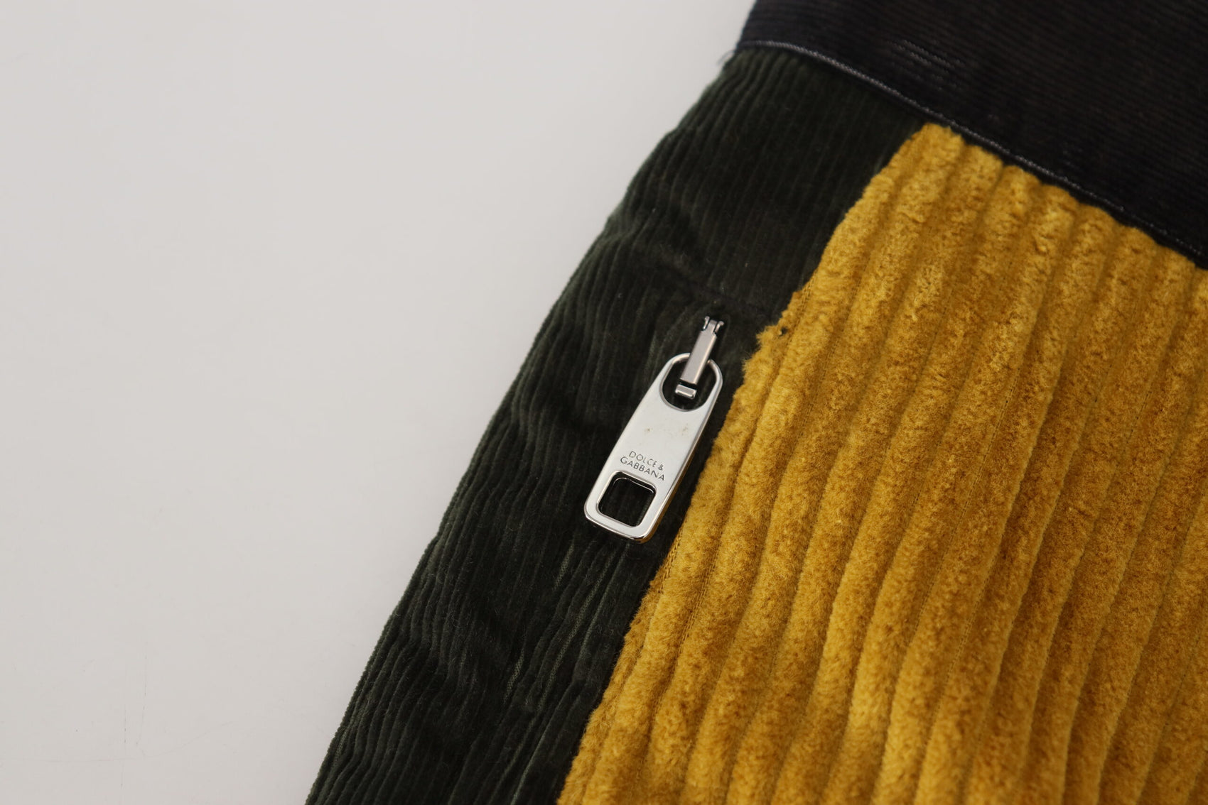 Elegante schwarze Tapered-Hose mit gelbem Akzent