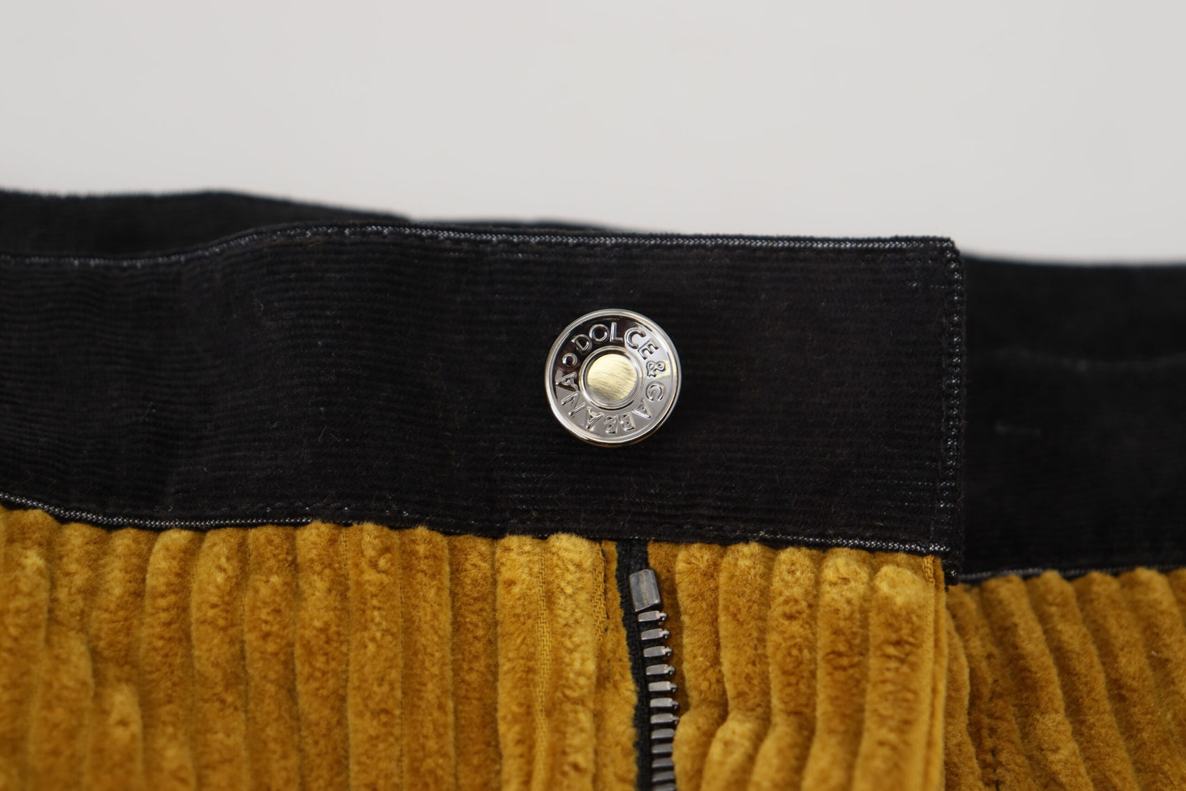 Elegante schwarze Tapered-Hose mit gelbem Akzent