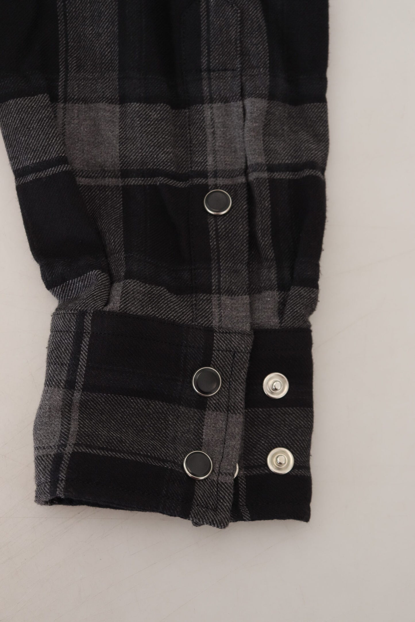 Elegantes schwarz-graues Button-Down-Hemd