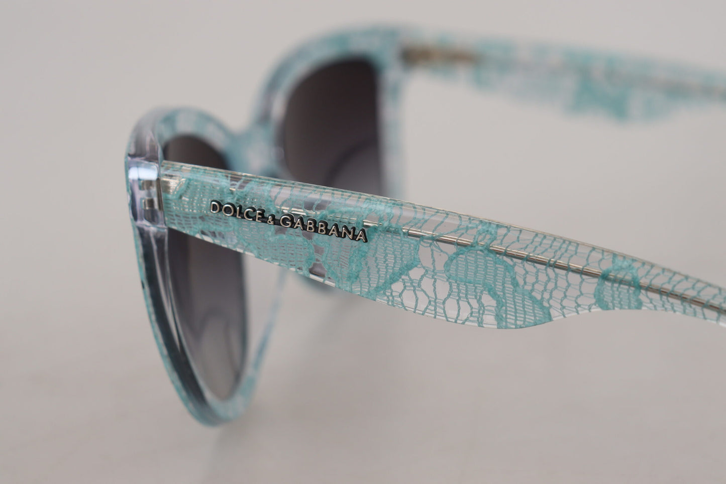 Elegante Sonnenbrille mit blauem Spitzendetail