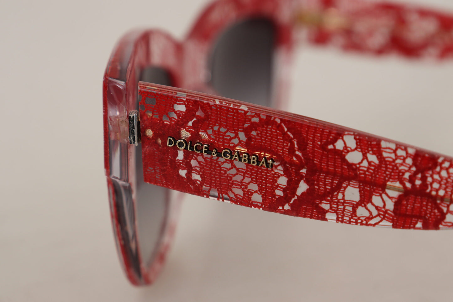 Elegante rote Sonnenbrille mit Spitzendetail