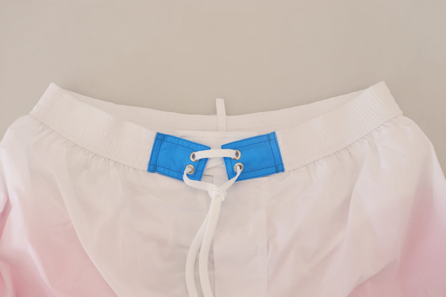 Pantaloncini da bagno con stampa bianca e rosa chic