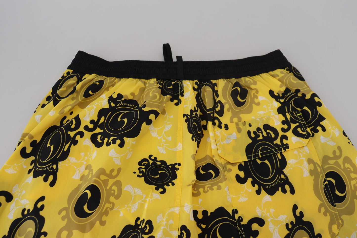 Gelbe Badeshorts mit Blockprint