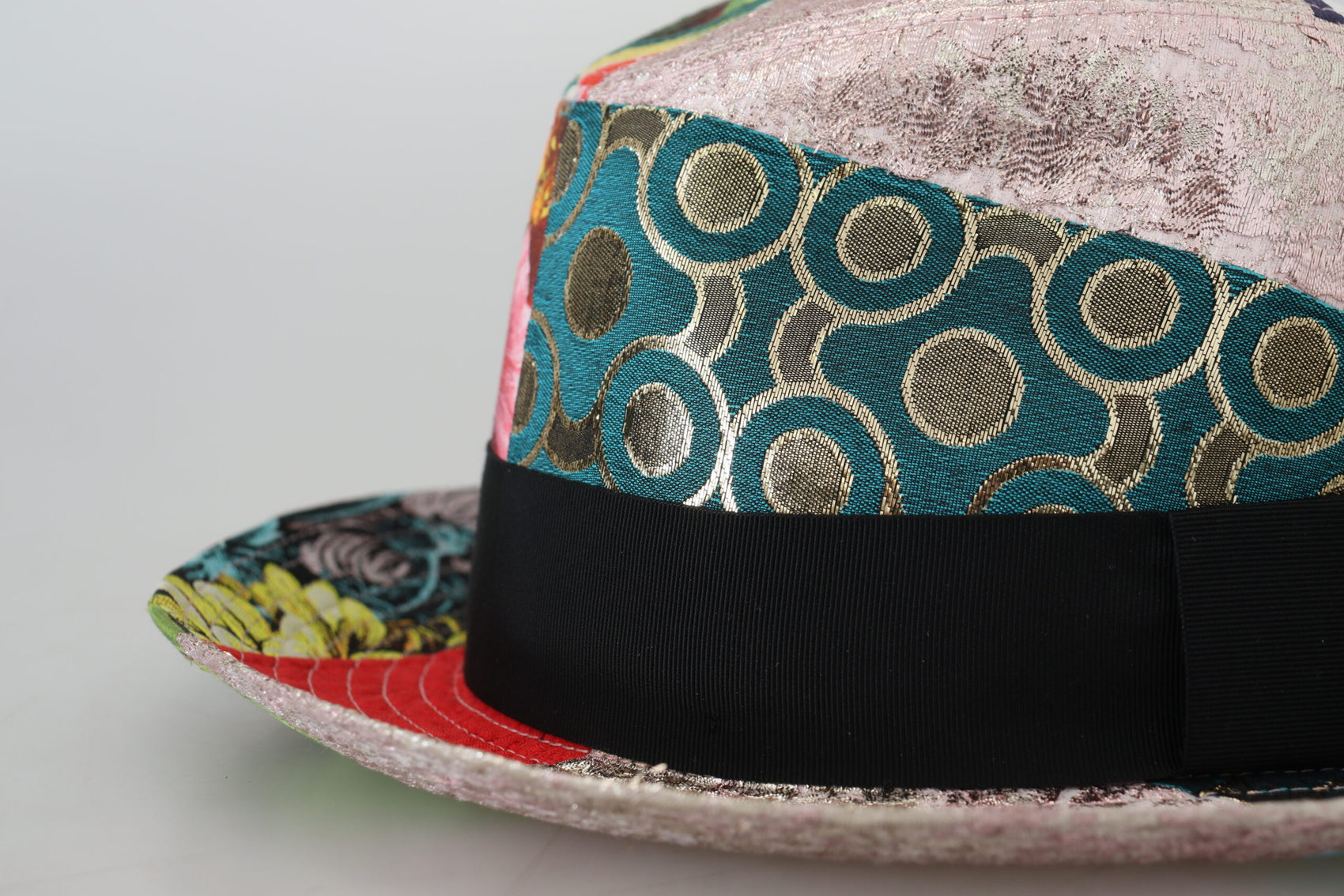 Eklektisch-schicke mehrfarbige Fedora-Kappe