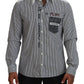 Klassisches schwarz-weiß gestreiftes Button-Down-Hemd