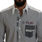 Klassisches schwarz-weiß gestreiftes Button-Down-Hemd