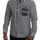 Klassisches schwarz-weiß gestreiftes Button-Down-Hemd