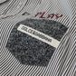 Klassisches schwarz-weiß gestreiftes Button-Down-Hemd