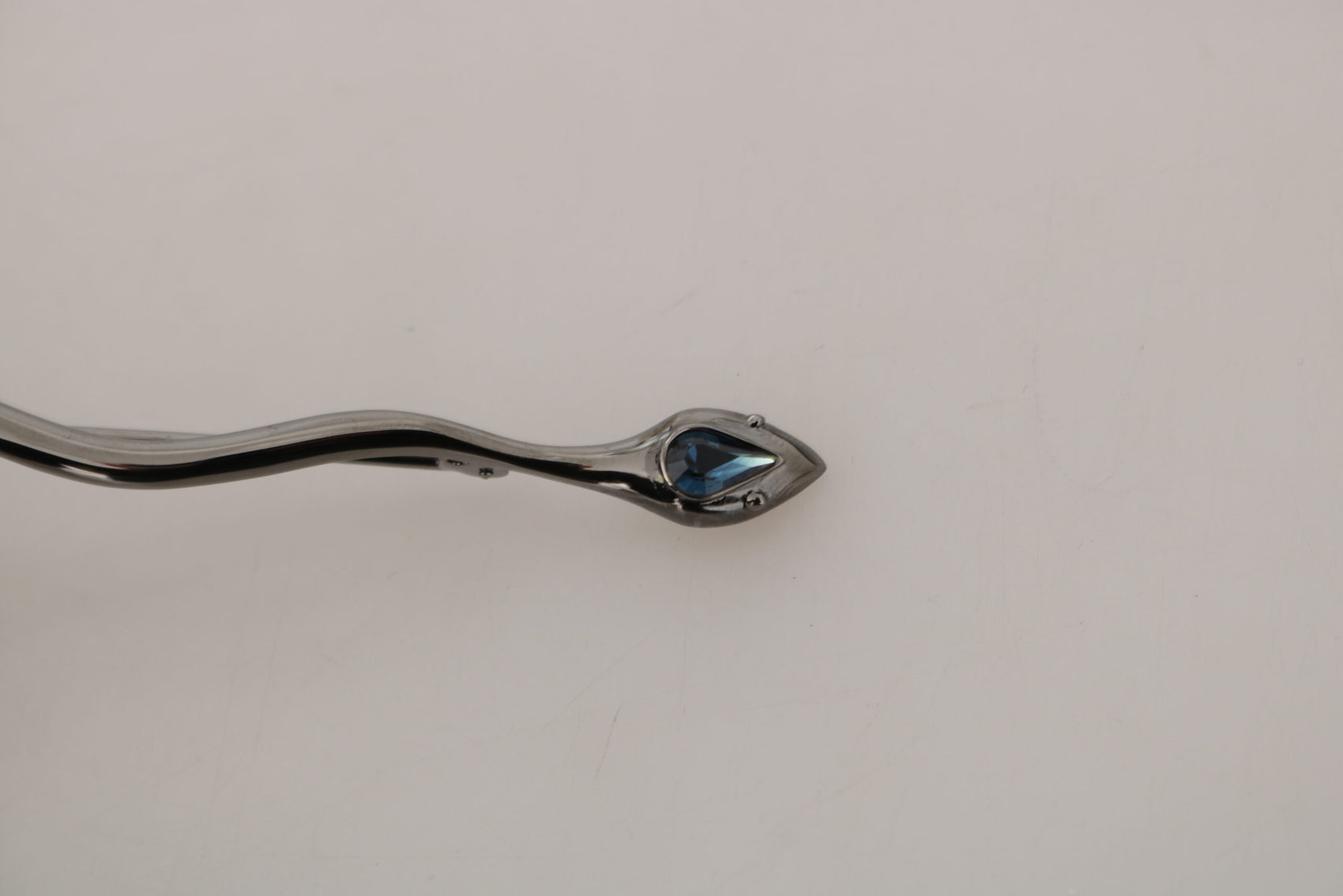 Elegante, kristallverzierte Silberbrosche