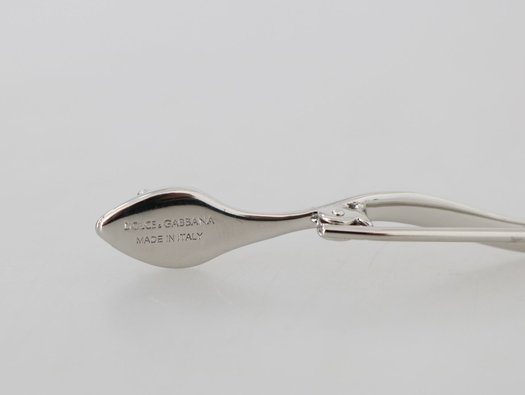 Elegante, mit Kristallen verzierte silberne Brosche