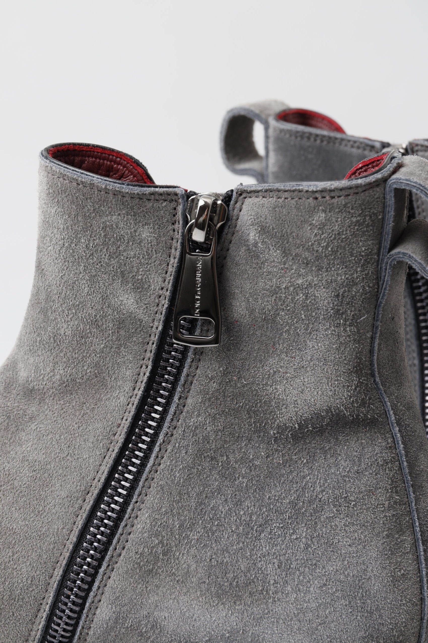 Elegante graue Chelsea-Lederstiefel