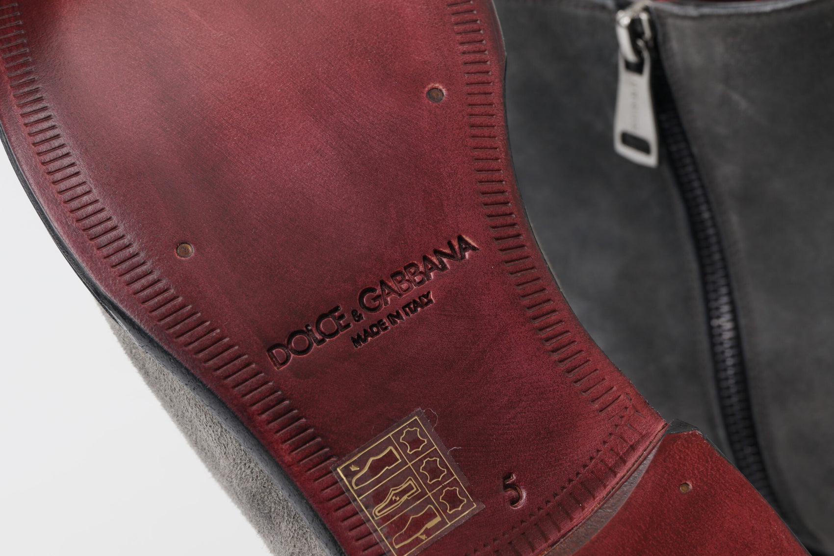 Elegante graue Chelsea-Lederstiefel