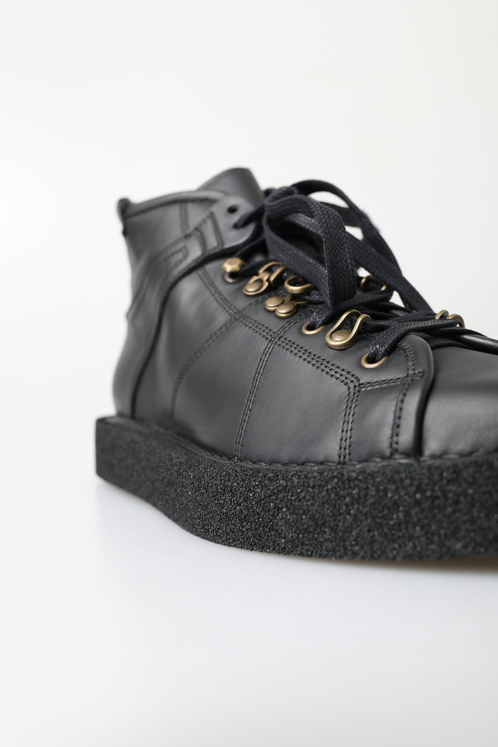Elegante Stiefeletten mit silbernem Kettendetail