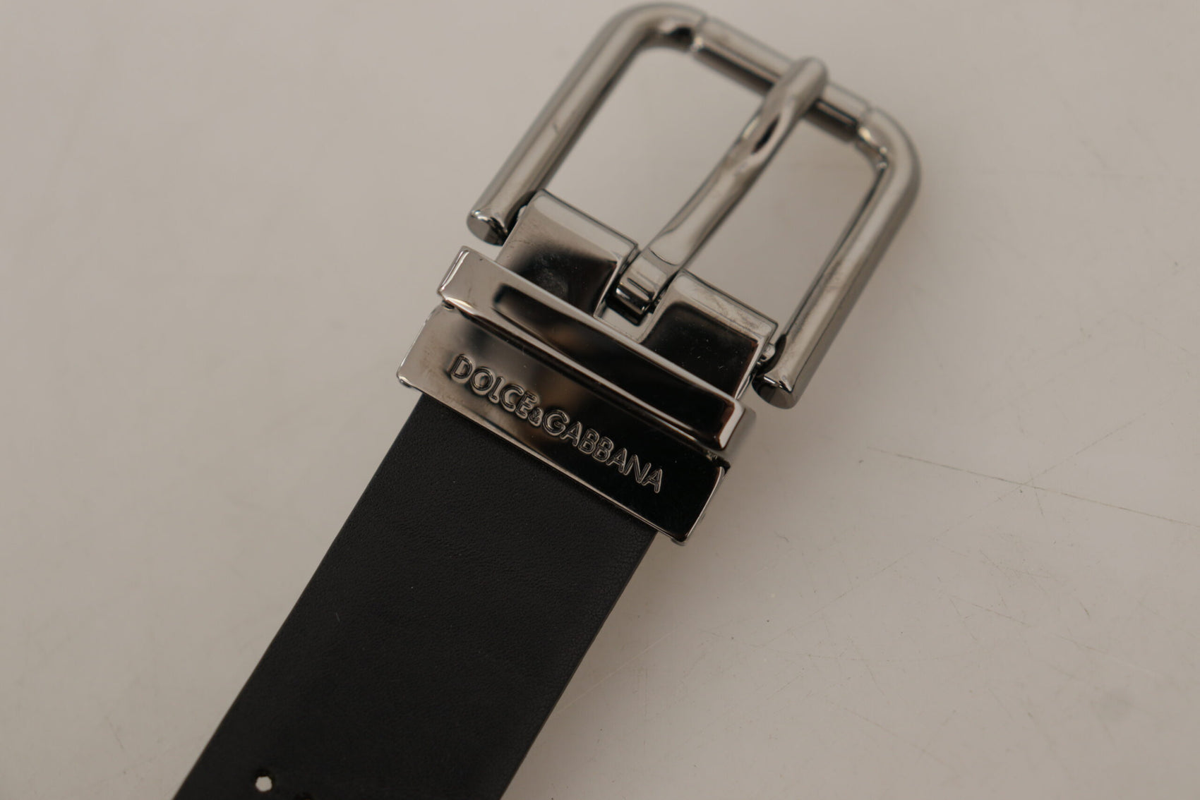 Elegante cintura in pelle nera con fibbia in metallo