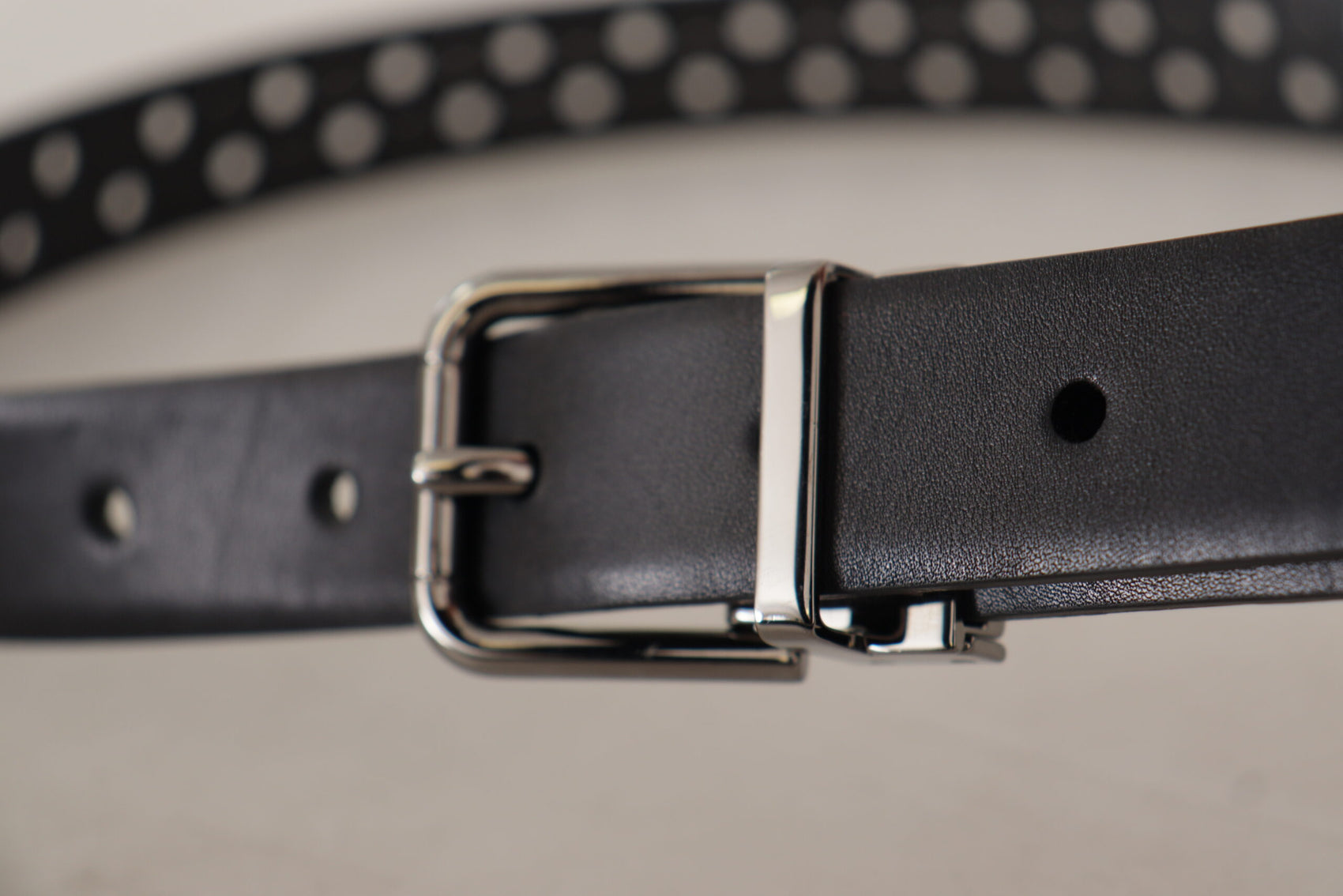 Elegante cintura in pelle nera con fibbia in metallo