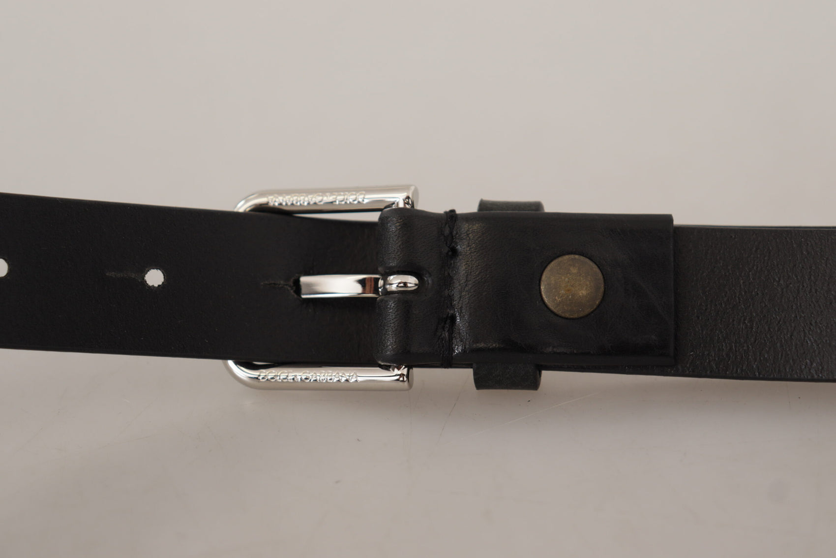 Elegante cintura in pelle nera con fibbia in metallo