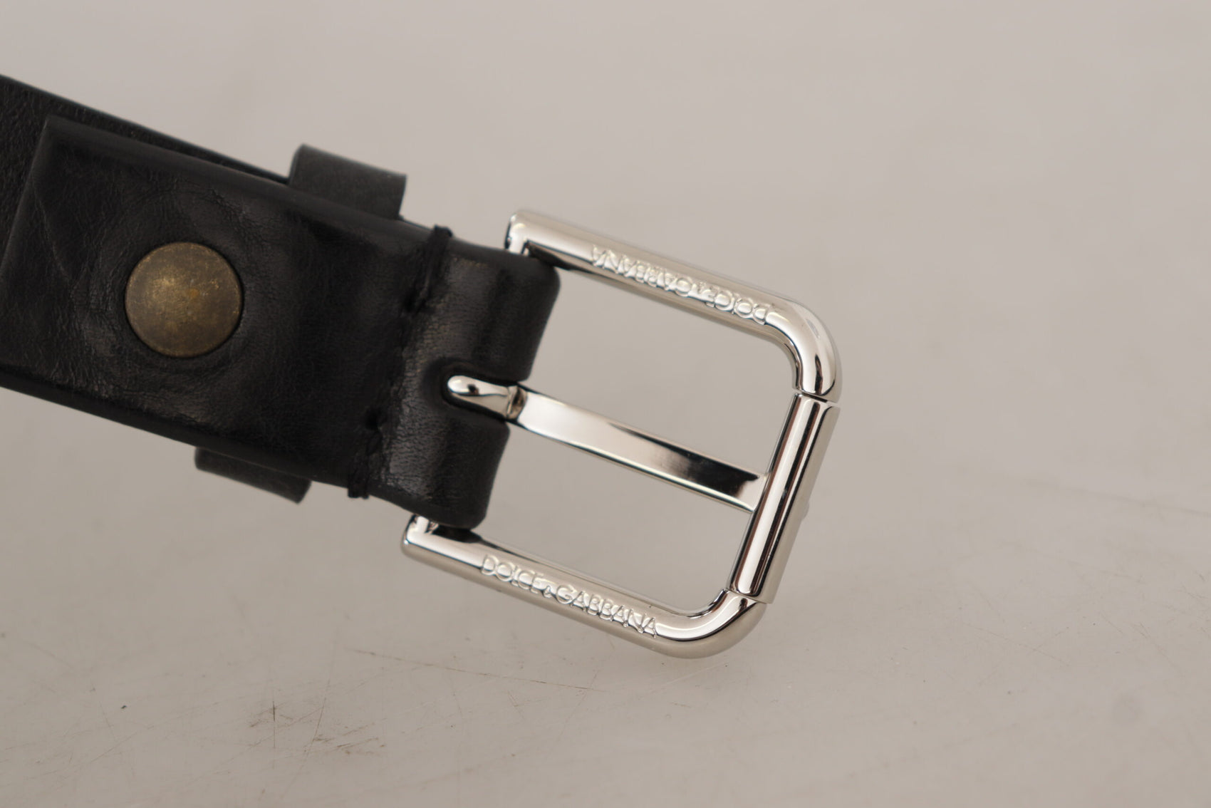Elegante cintura in pelle nera con fibbia in metallo