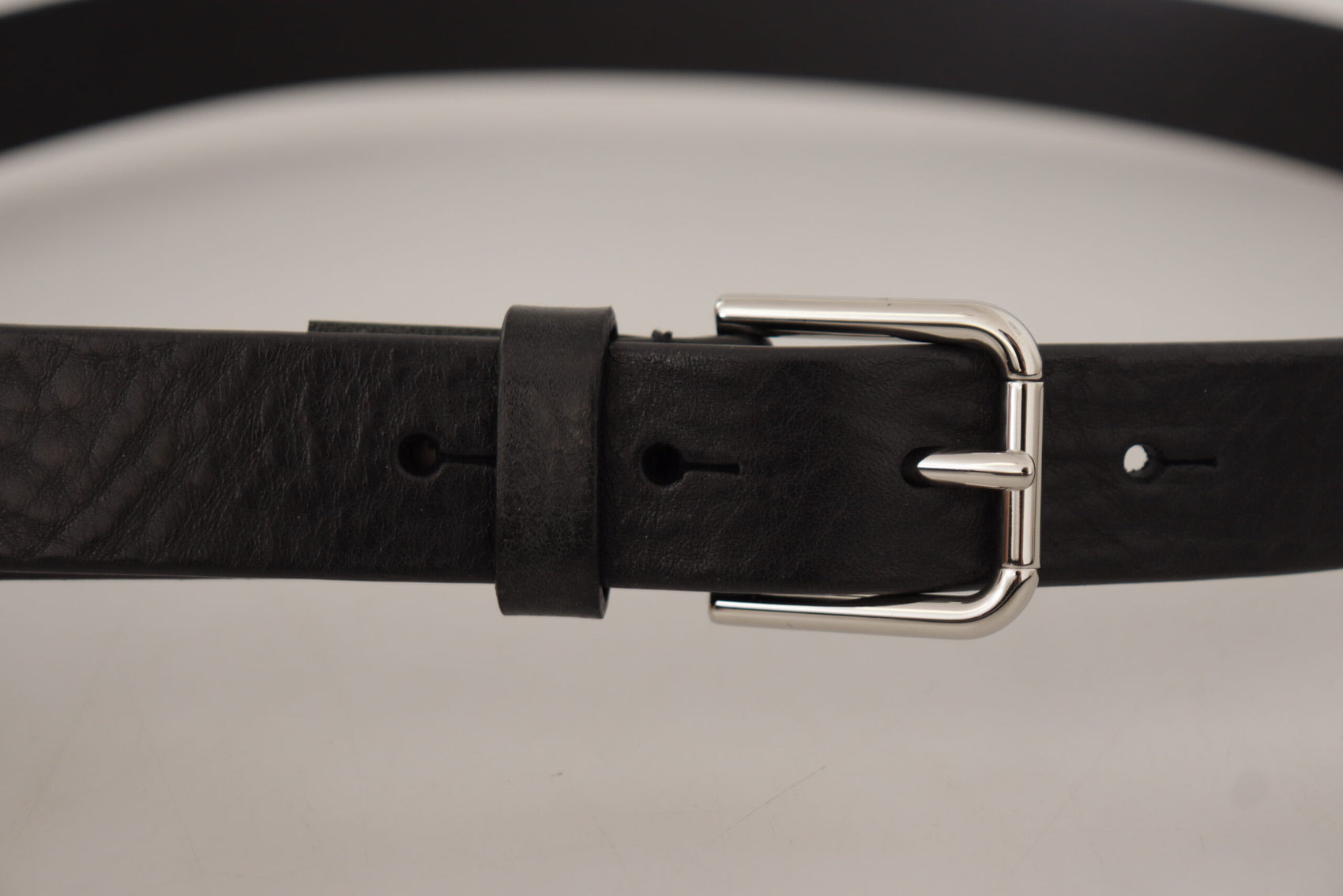 Elegante cintura in pelle nera con fibbia in metallo