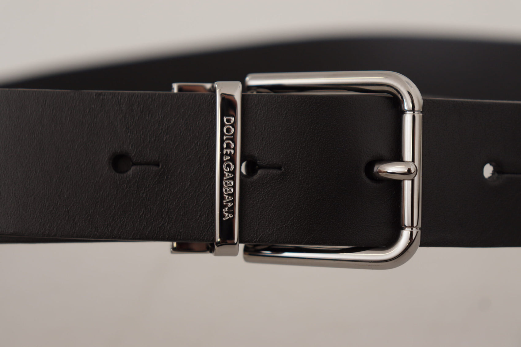 Elegante cintura in pelle nera con fibbia in metallo
