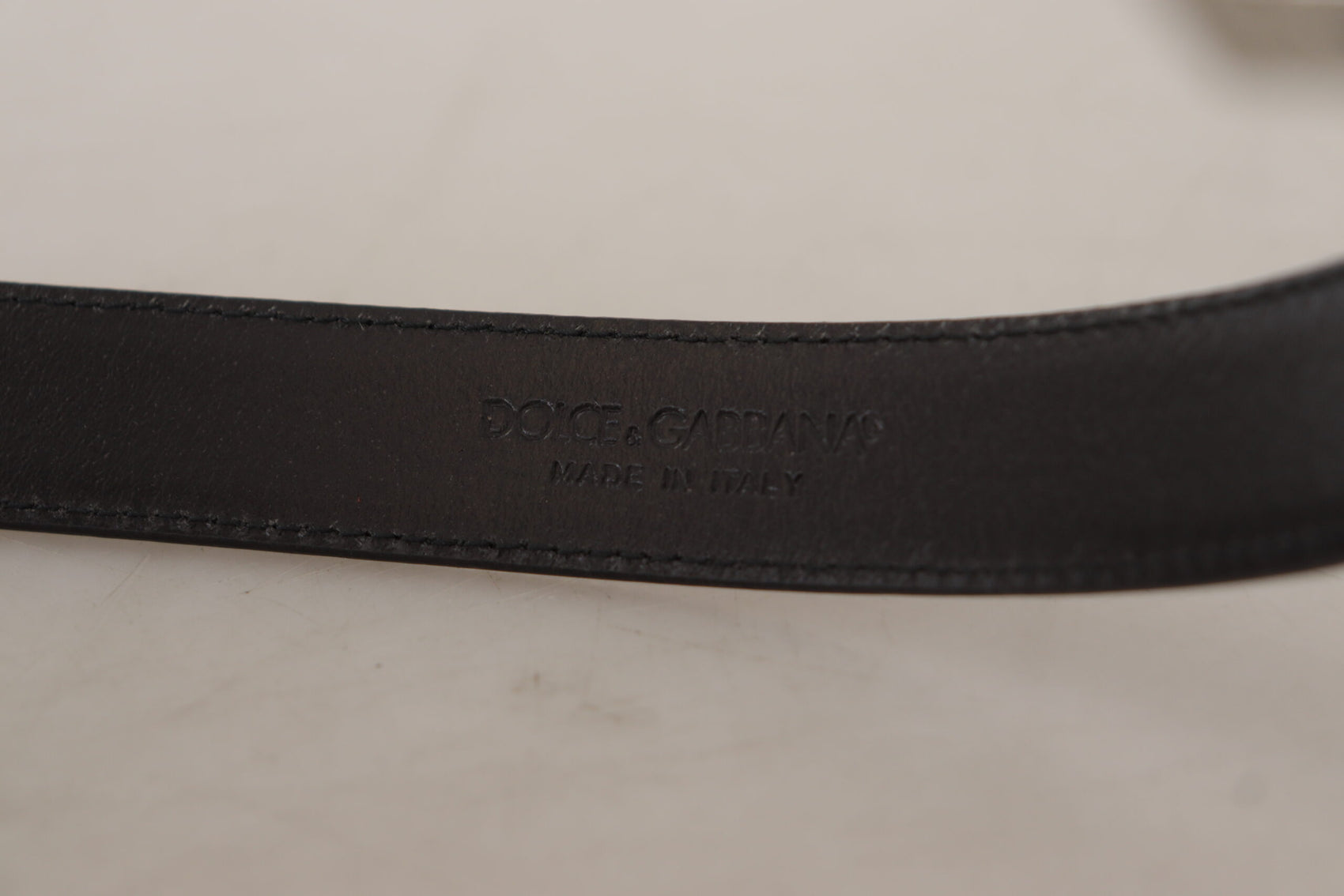 Cintura in pelle nera elegante con fibbia in metallo