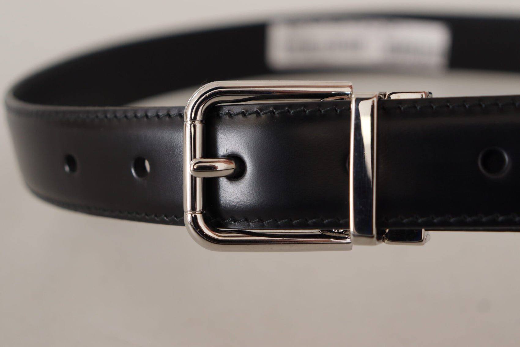 Cintura in pelle nera elegante con fibbia in metallo